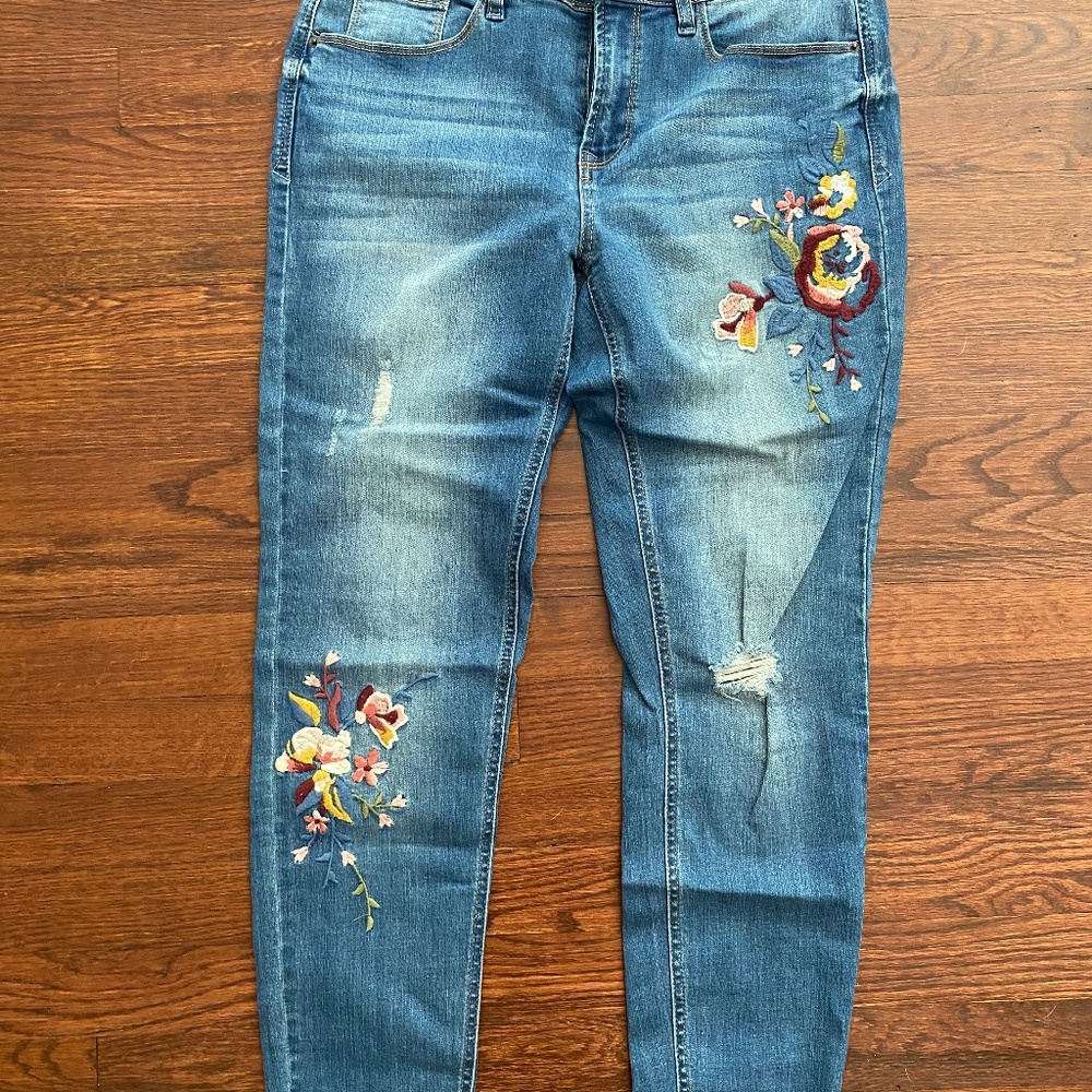 Kensie Distressed Embroidered Jeans